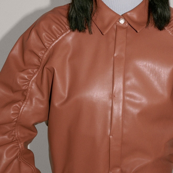 NWT ZARA Warm Cognac Brown Faux Leather Gathered Sleeve Overshirt M - Picture 2 of 6